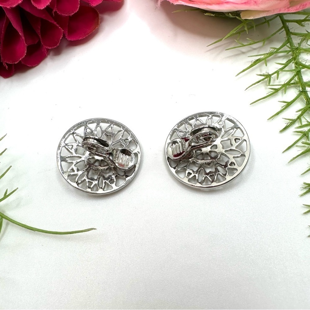 VINTAGE⚜️MONET Crystal Cluster Clip Earrings - Picture 4 of 7